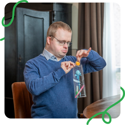 25_004_ADU.043 Feesttraktaties Muiderheim - fotokaders 2005252.png