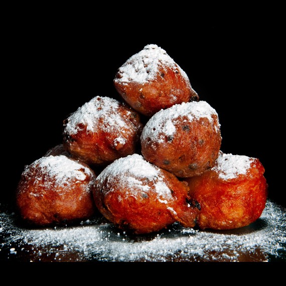a lot of dutch food, named 'oliebollen' with suger