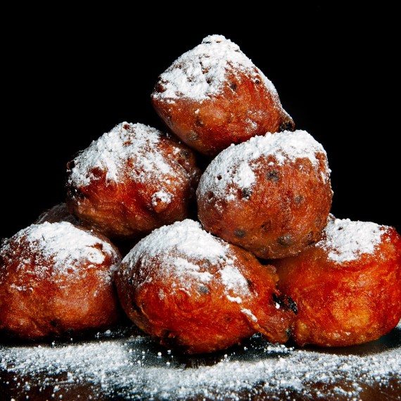 a lot of dutch food, named 'oliebollen' with suger